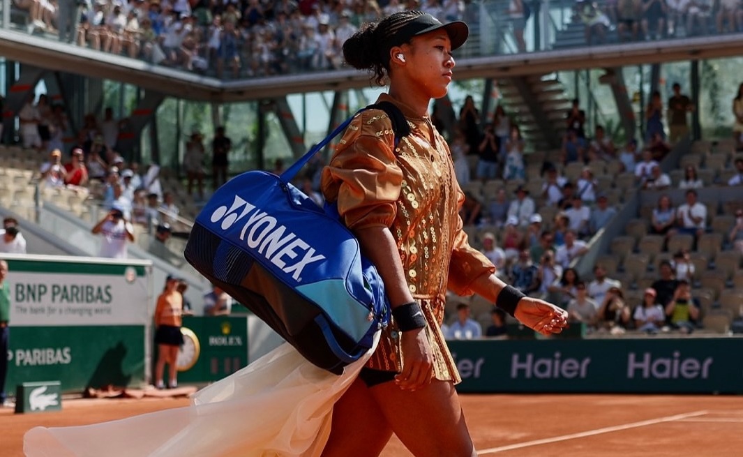 Naomi Osaka usou dois looks customizados de Kevin Germanier Upcycled Nike em Roland Garros 2026
