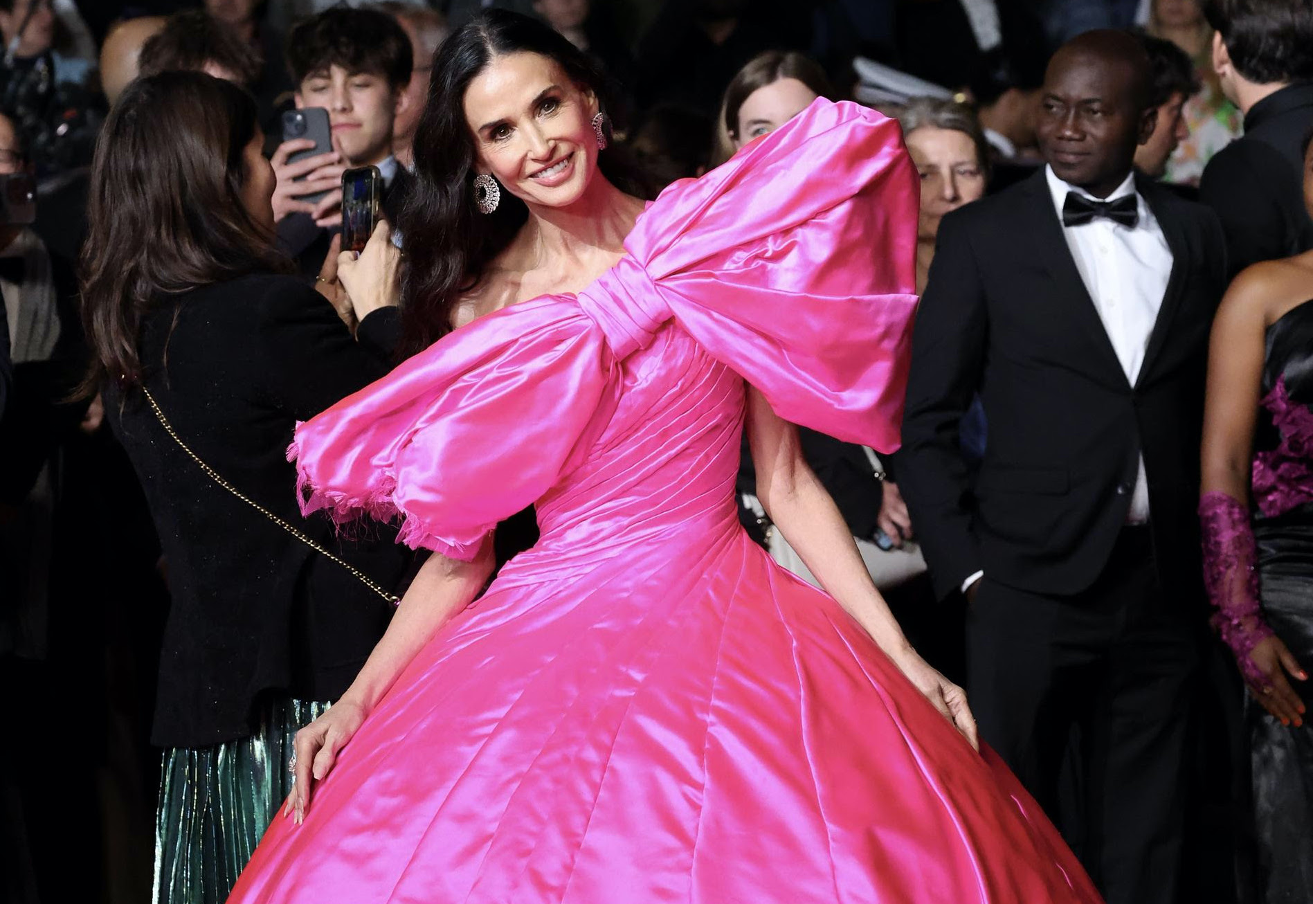 Demi Moore em Pink Silk Matieres Fecales na estreia de “Paper Tiger” durante o 79º Festival de Cinema de Cannes