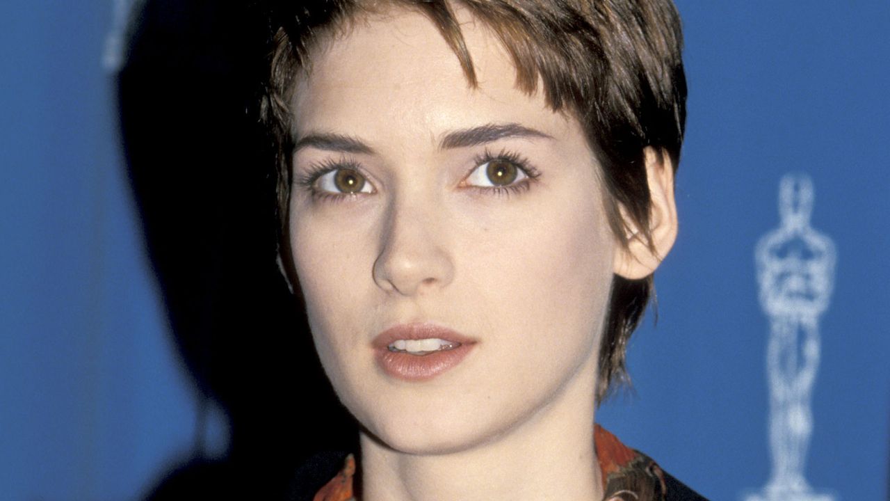 O corte Winona Ryder Pixie é a tendência de cabelo mais surpreendentemente versátil do verão