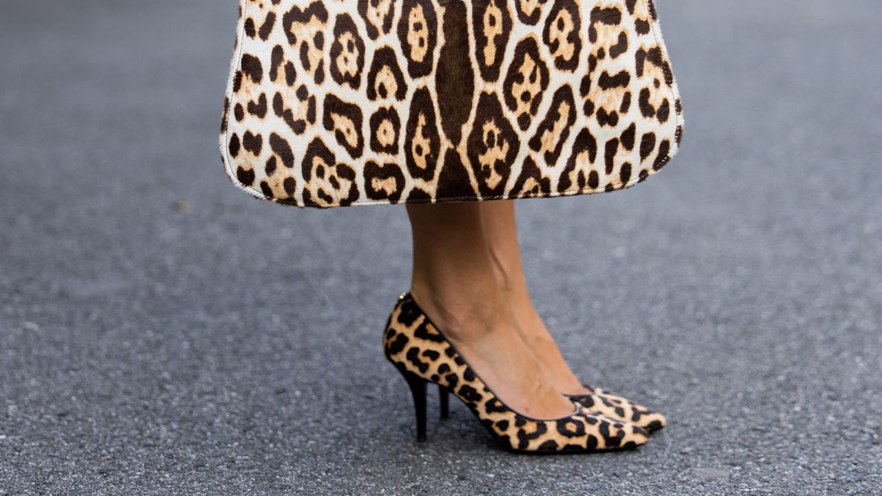 Como estilizar saltos com estampa de leopardo com jeans, saias e vestidos no verão de 2026