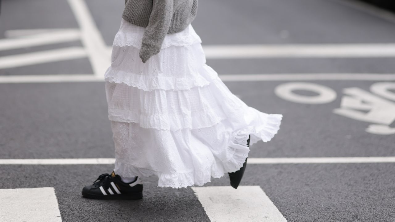 Tênis preto: como estilizar a tendência com jeans, calças e saias no verão 2026