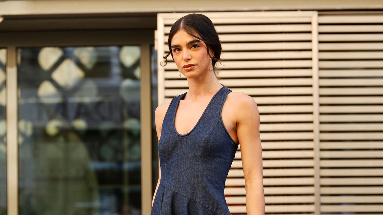 Vestidos jeans e sapatilhas são a combinação prática e chique que uso durante todo o verão