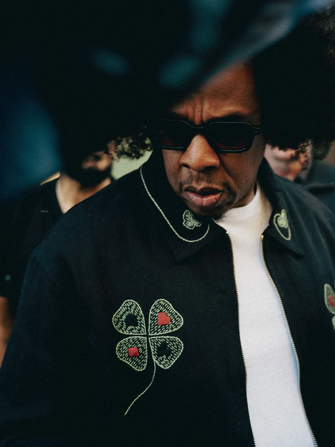 Jay-Z usou seu novo cabelo afro e uma jaqueta bordada Bode Lucky Draw de US$ 1.183 nas finais da NBA em Nova York