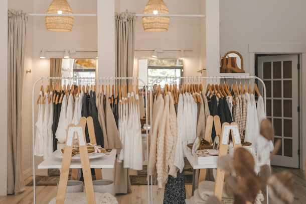 7 melhores fornecedores de moda no atacado para proprietários de boutiques que desejam estilos baseados em tendências, sem a armadilha MOQ
