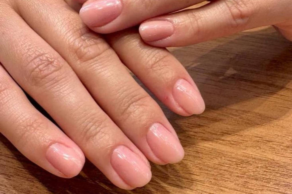 Como unhas sem esmalte viraram símbolo de status - 18/07/2026 - Equilíbrio