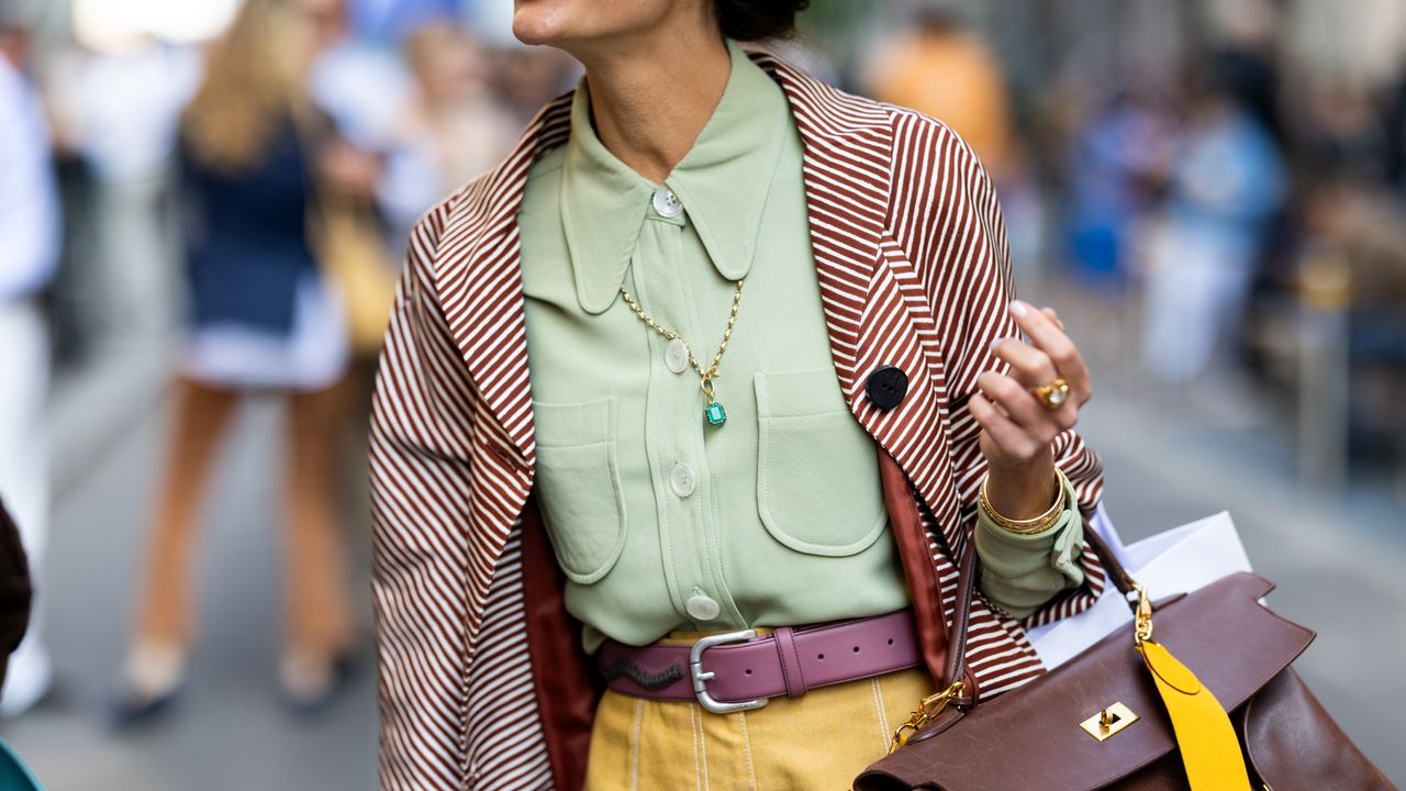 5 colares de verão da moda que você ainda pode usar no outono (e como estilizá-los)