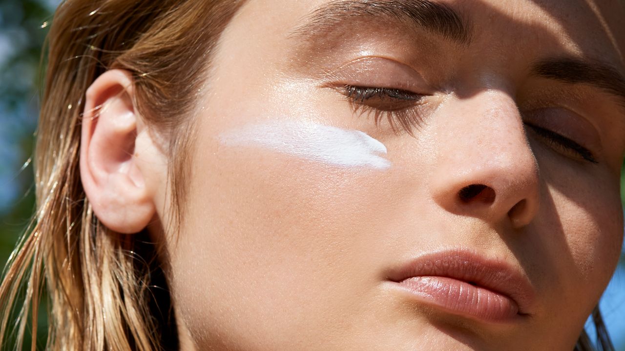 Quanto protetor solar usar no rosto, segundo dermatologistas
