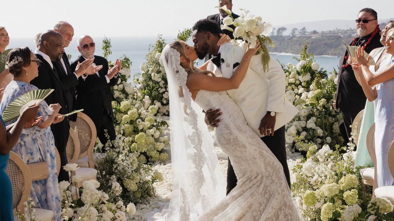 O casamento de Juju Smith-Schuster e Laura Kruk na costa da Califórnia foi repleto de flores e tradições samoanas
