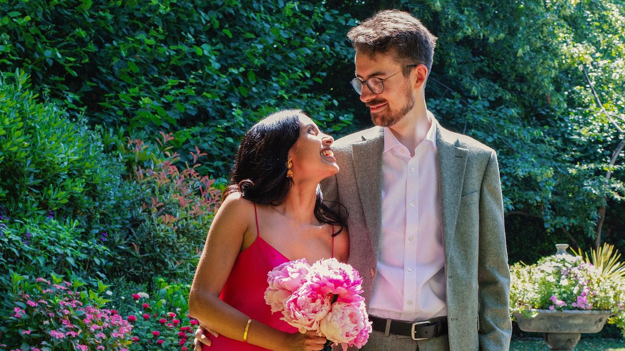 O vestido de noiva rosa e as joias antigas desta editora da Vogue britânica remetem às suas raízes bengalesas