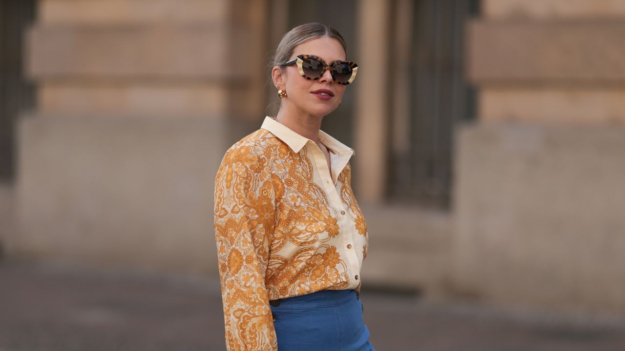 Blusas vovó são a tendência perfeita para usar com jeans neste verão
