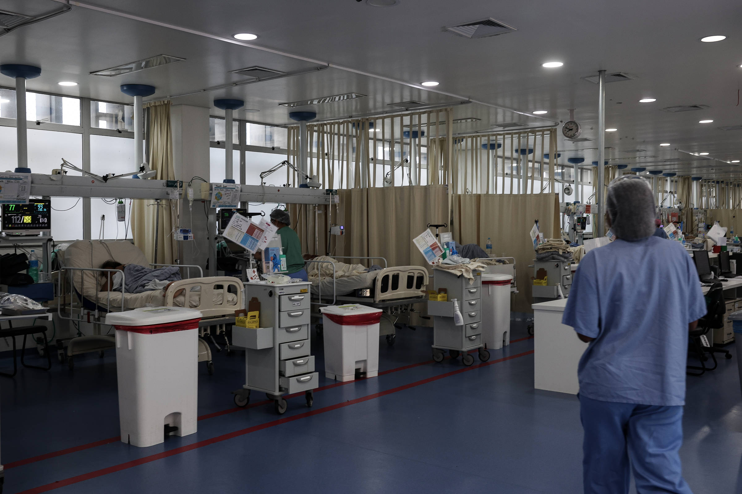 Metade dos médicos de UTI tem risco de burnout, diz estudo - 15/09/2026 - Equilíbrio e Saúde