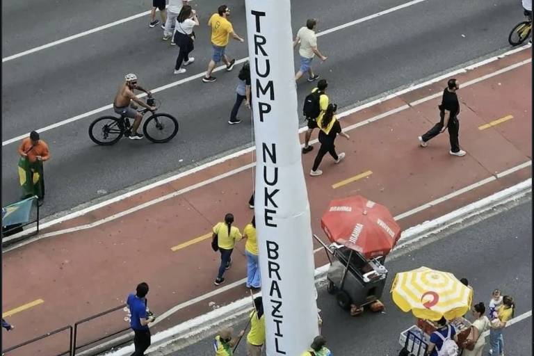 Inflável em ato de Flávio Bolsonaro pede ataque de Trump - 18/10/2026 - Ilustrada